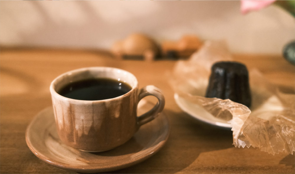 お気に入りのカップで飲むコーヒーイメージ